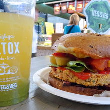 ベジタリアンバーガーとデトックスジュース