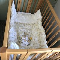 タイヤ付きのベビーベッド