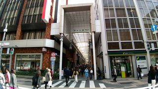 雨の日は、濡れなくて快適にショッピングできます