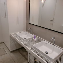 床は滑りやすいです。