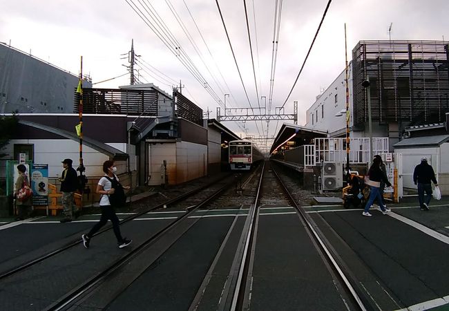 駅周辺にはこじんまりとした商店街が続き、買い物に便利