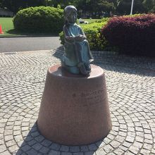 赤い靴はいてた女の子像