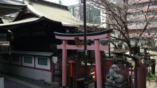 ビルの谷間にひっそりと