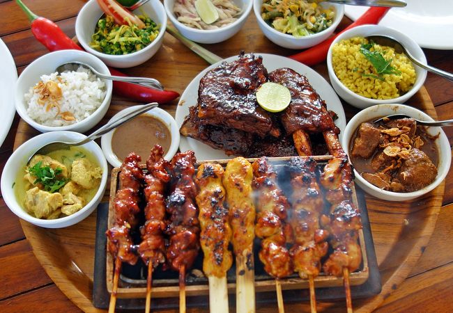 ワルン シェフ バグース （Warung Chef Bagus Restaurant and Balinese Cooking Class）、クタのBBQレストラン、インスタ映えの料理、スペアリブとサテが最高に美味しい、カップルセットがお得