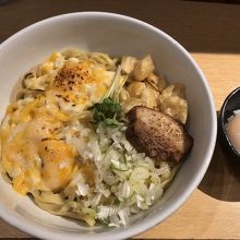 油そば、温玉、チーズのせ