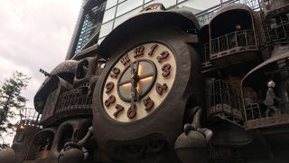 からくり時計は正時の2分45秒前から動き出します。