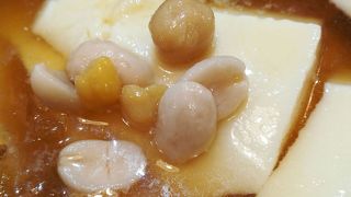 お客さんが途切れない地元に人気なお店。