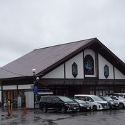 山小屋風の建物の道の駅 （道の駅 白馬）