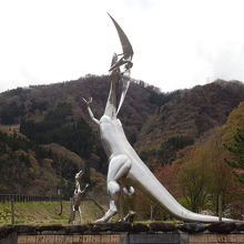 隣接する災害復興記念公園の恐竜のオブジェ