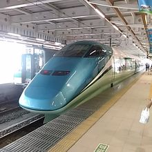 新庄駅に停車中のとれいゆ