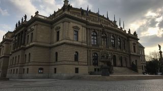 宮殿のように立派な建物