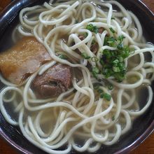 麺をすくうと隠れていた肉と蒲鉾がコンニチワ♪