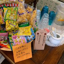 オーダーした物が出てくる前にお菓子を頂けます。