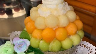 メロン一個を使った氷パフェ・めろんみるく3段（2色）を頂きました！