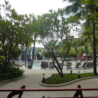 併設のプールやプールバーがある