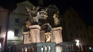 スヴォルノスティ広場にあります