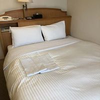 ベッドに棚があるのは便利です