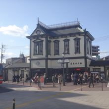周囲と明らかに見た目がちがう雰囲気のある駅