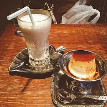 喫茶店のバナナジュースとプリン