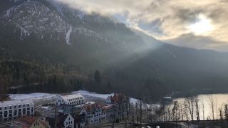 ちょっとした庭園と湖の風景