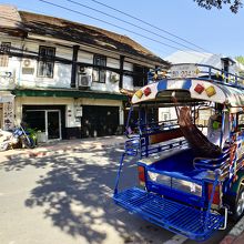 Lao Bikeが目の前、店はこの先の角にあります。