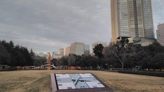 奥の日比谷ミッドタウン、丸の内のビル群がたいへんきれいです。