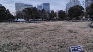 、四季折々の花々を楽しめます。