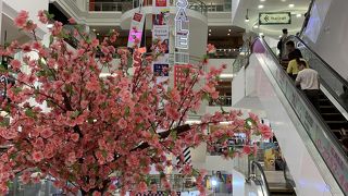 昼のフードコートは混雑。