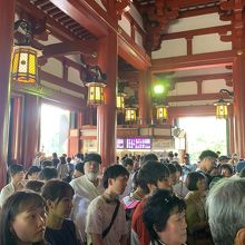 お賽銭は建物奥が良いです。