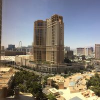 大きな窓から見える眺望(ストリップ通り側)