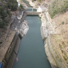放物線ダムで堤体が張り出しておりダム直下が望めます