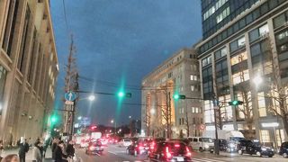 明治生命館がドンと建っていて周辺は観光アトラクションが多いです。