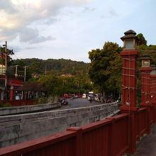 この橋を抜けるとノパラッタラビーチ