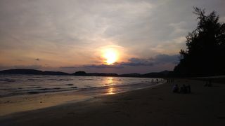 広々としたビーチが長ーく続きます。