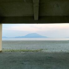 屋根のある休憩場所もある