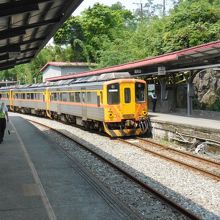 駅舎側ホームに停車中の瑞芳行列車。