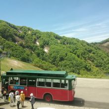 山頂駅からリフト乗場までは無料のシャトルバスで向かう