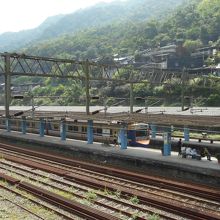 侯&#21699;駅から猫村をのぞむ