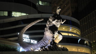 ゴジラ像がライトアップ