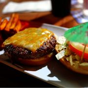 ローカルに人気のチーズバーガー専門店@Waikiki