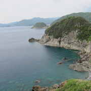 素朴な西伊豆の海岸風景が続く