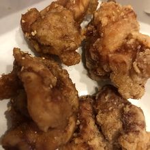 左のゴマの付いた方が甘だれ、右はにんにく味