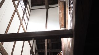 吹き抜けの立派な建物