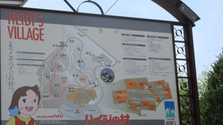 バラ一杯のハイジの村。広くて整備されているのは民間の施設でないから？？