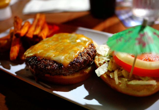 ローカルに人気のチーズバーガー専門店@Waikiki