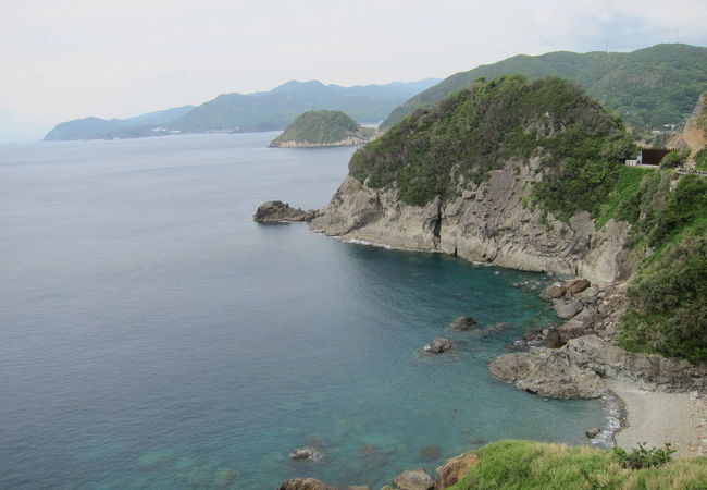 素朴な西伊豆の海岸風景が続く