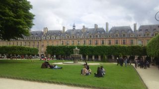 木陰のベンチが気持ちよい