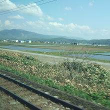空知平野の田んぼの間を走ります