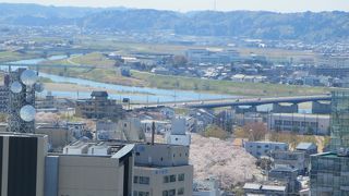 富山湾へ流れています