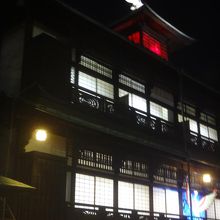 最上部の赤い光がとにかく目立ちまくり